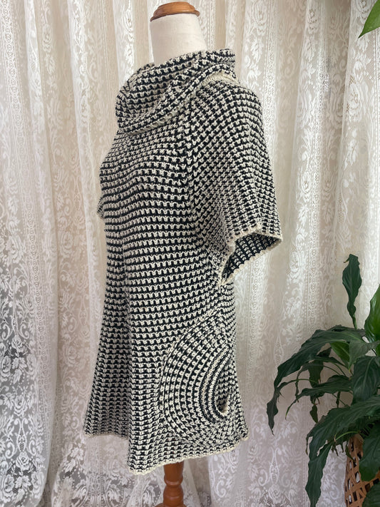 Black & white knitted tunic