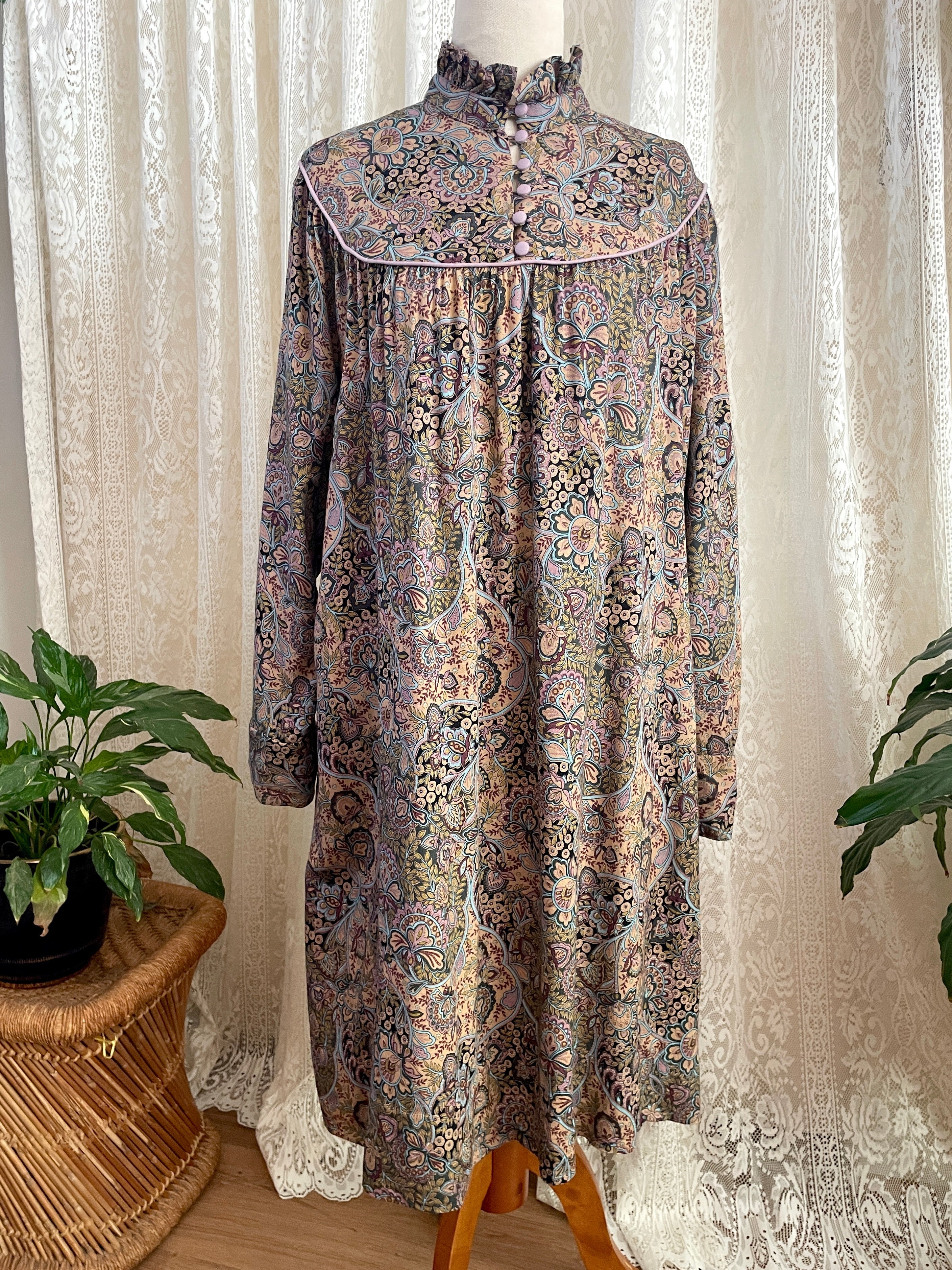 Vintage Joyce Ewing-Bradley Paisley Midi Dress – Ruffle High Neck Boho Smock - Sz 16