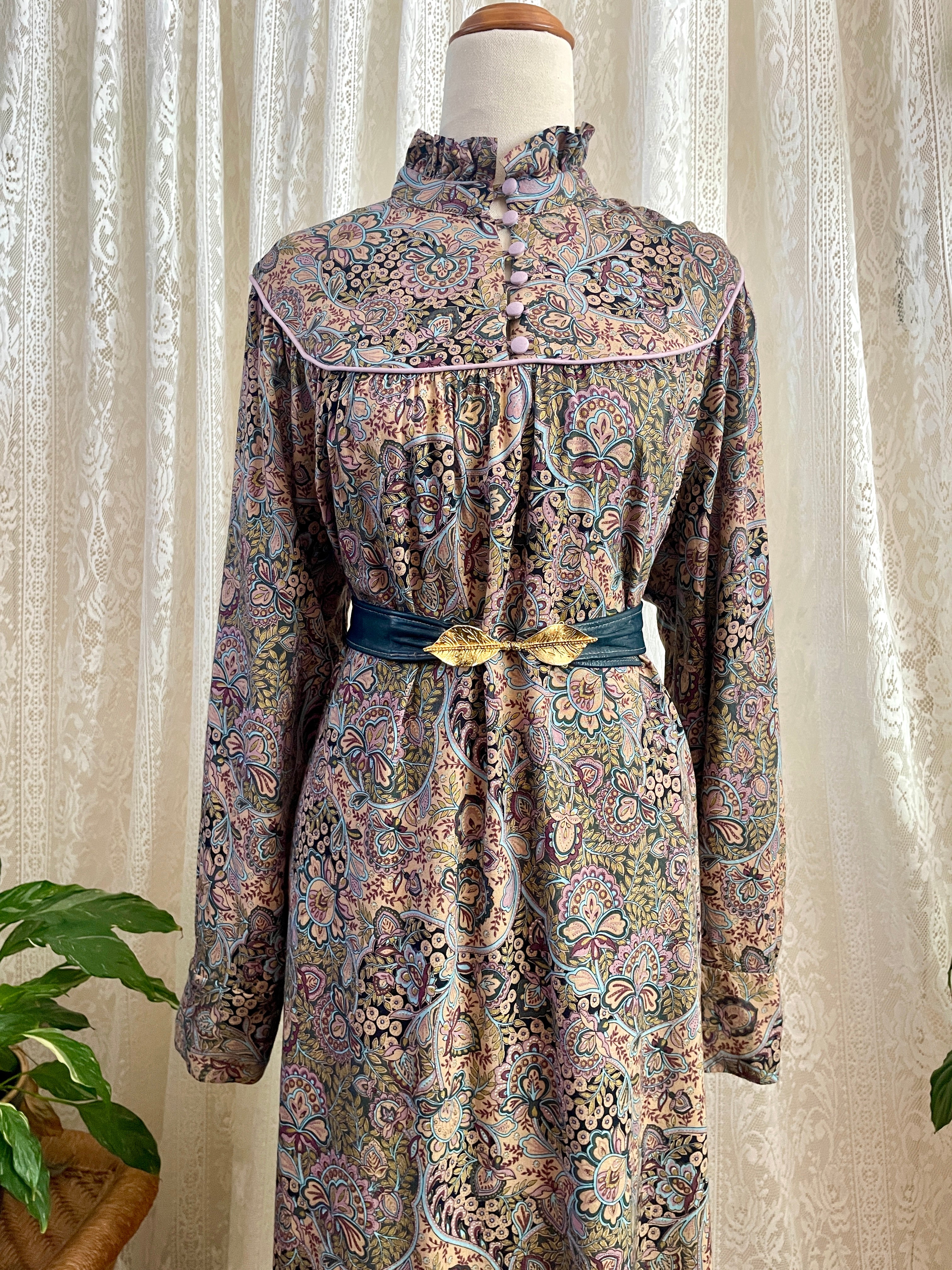 Vintage Joyce Ewing-Bradley Paisley Midi Dress – Ruffle High Neck Boho Smock - Sz 16