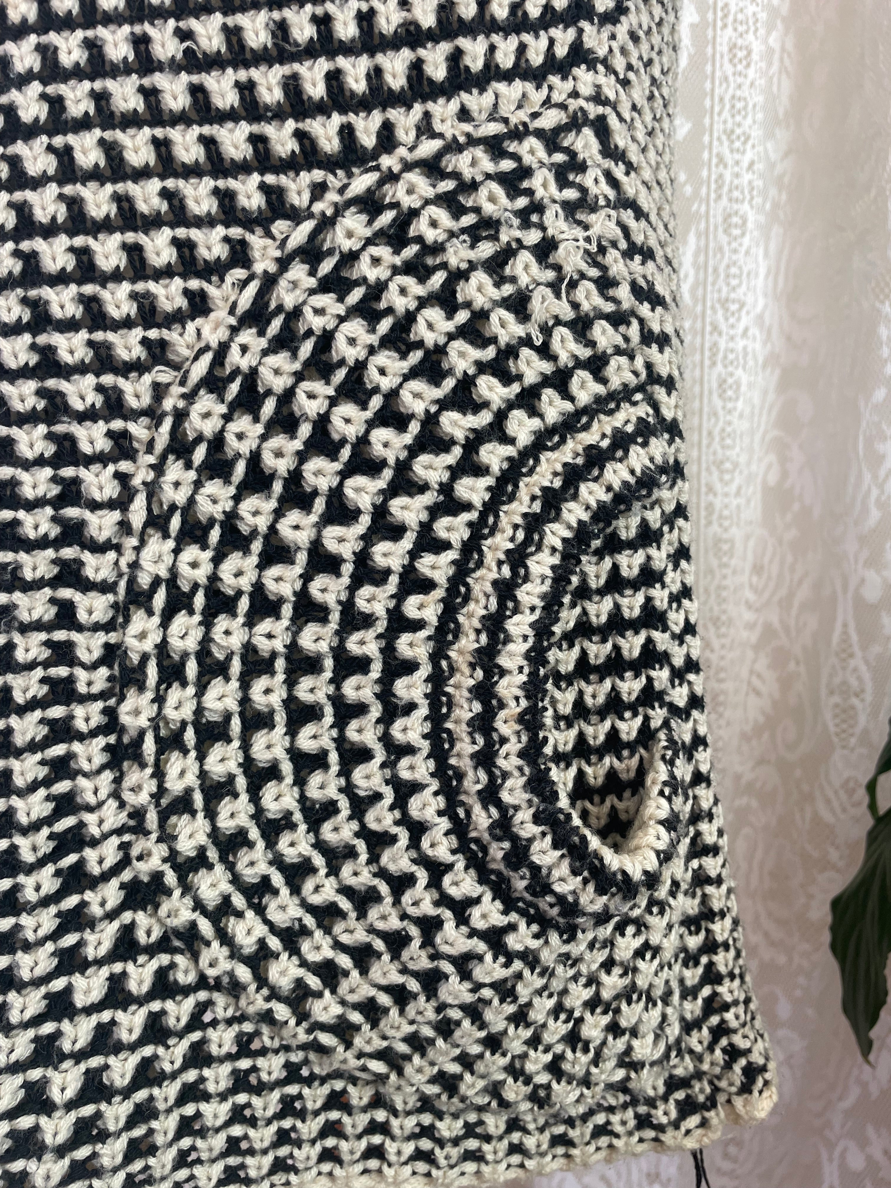 Black & white knitted tunic