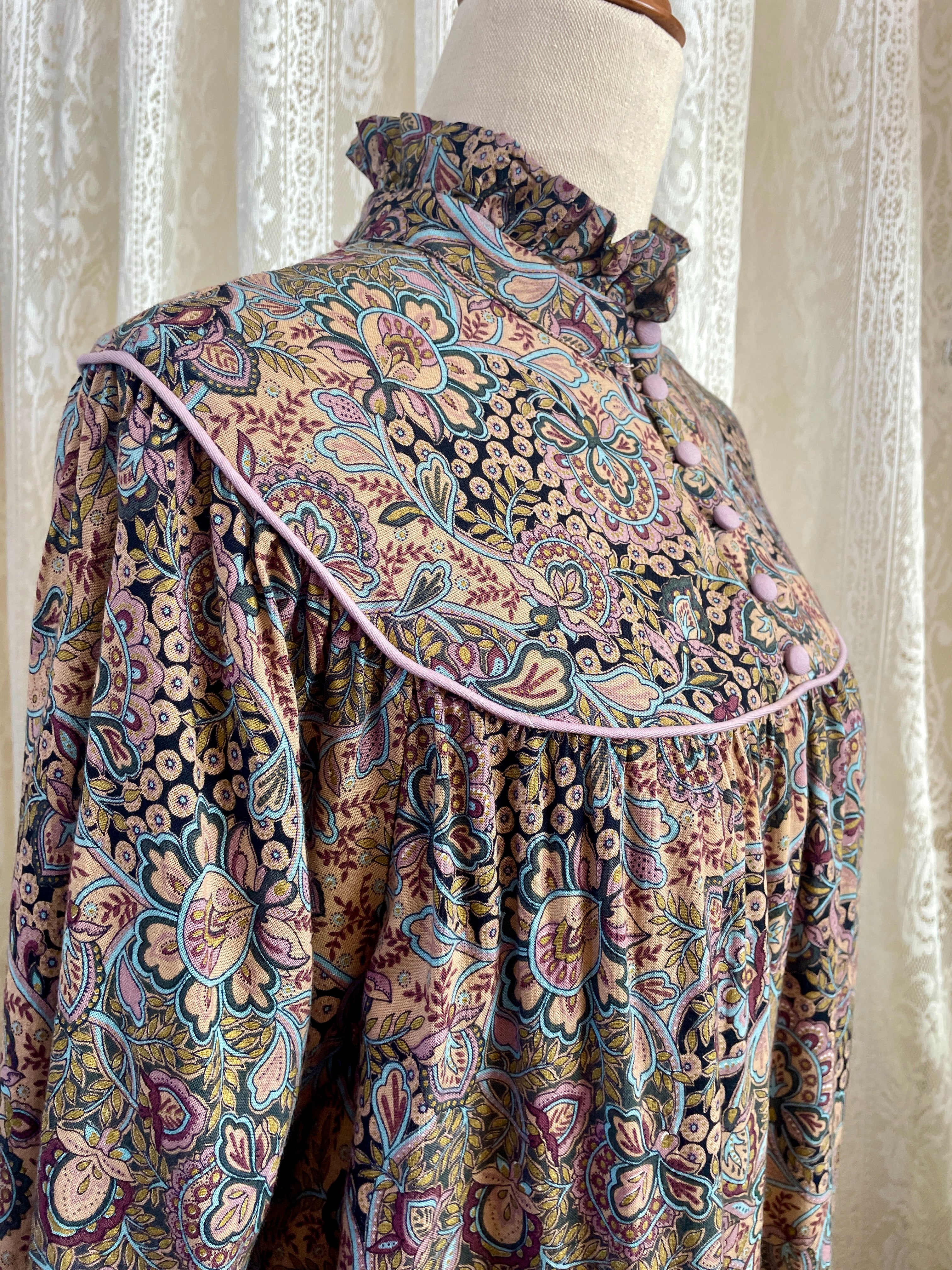 Vintage Joyce Ewing-Bradley Paisley Midi Dress – Ruffle High Neck Boho Smock - Sz 16