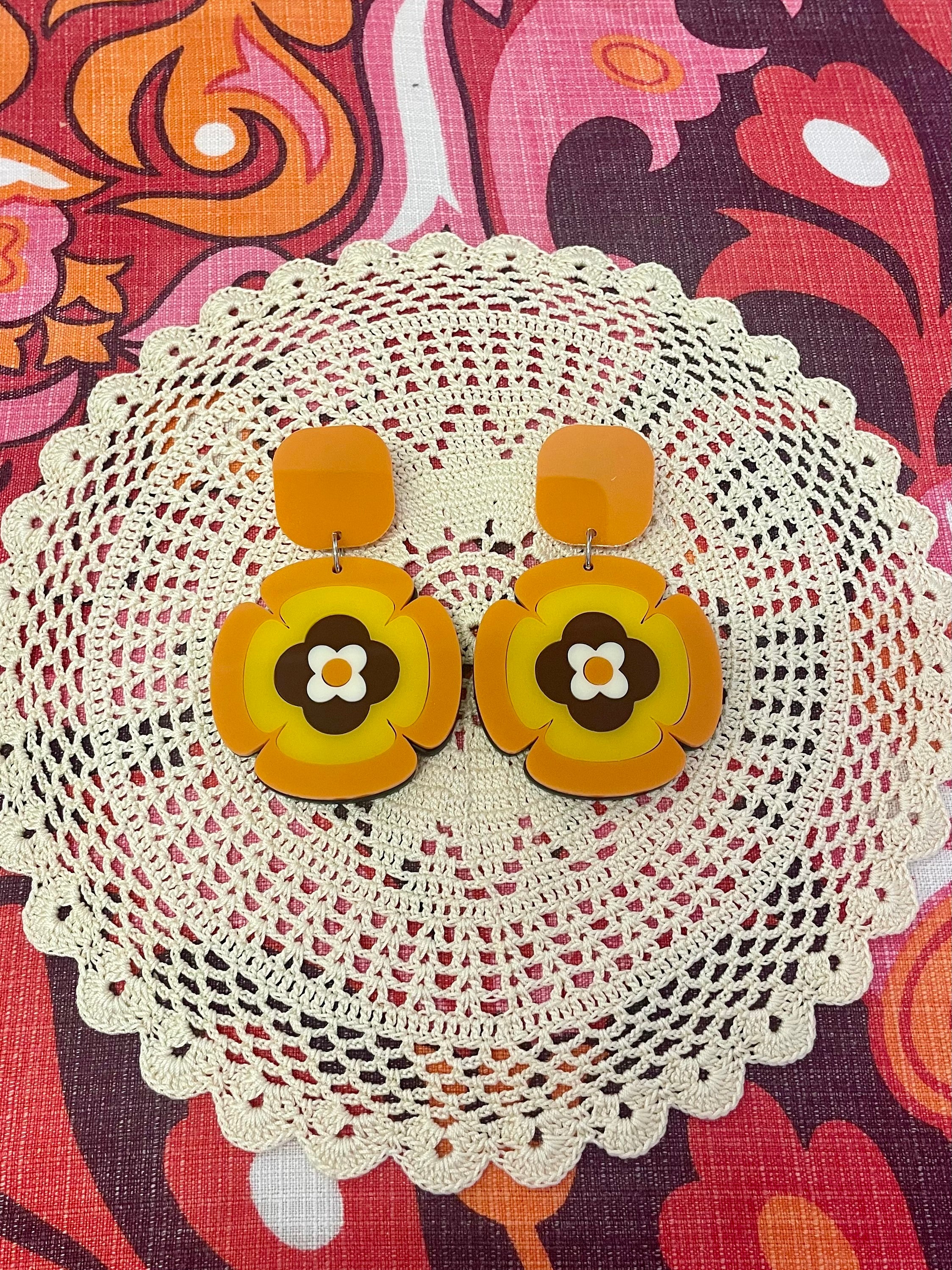 I’m living in the 70s groovy retro earrings 