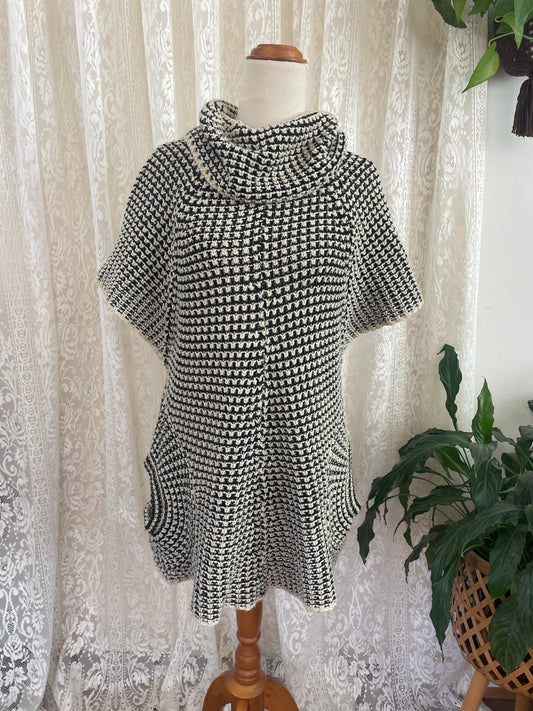 Black & white knitted tunic