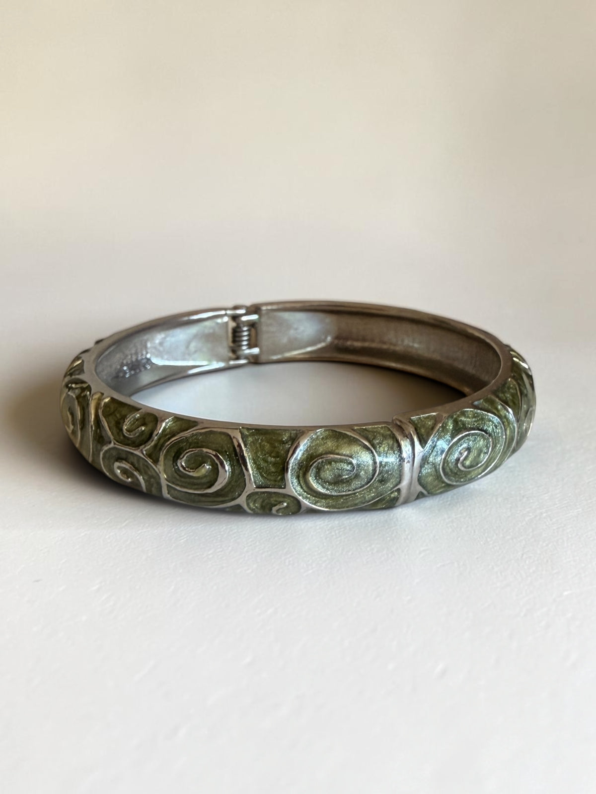 Vintage Silver Tone Green Enamel Swirl Hinged Bangle Clamper Bracelet