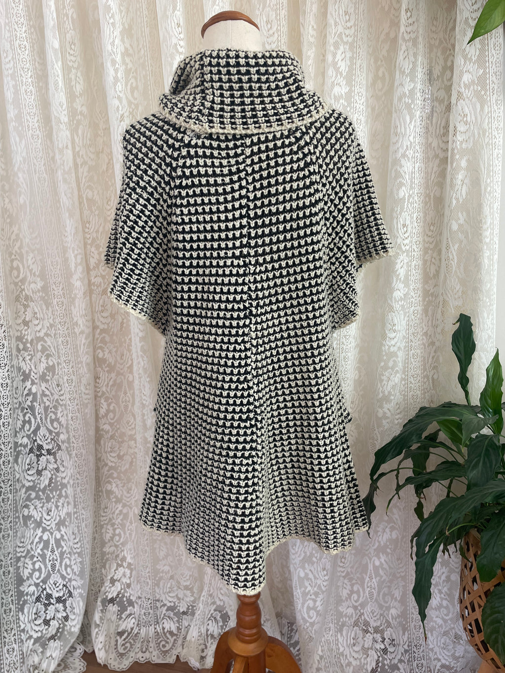 Black & white knitted tunic