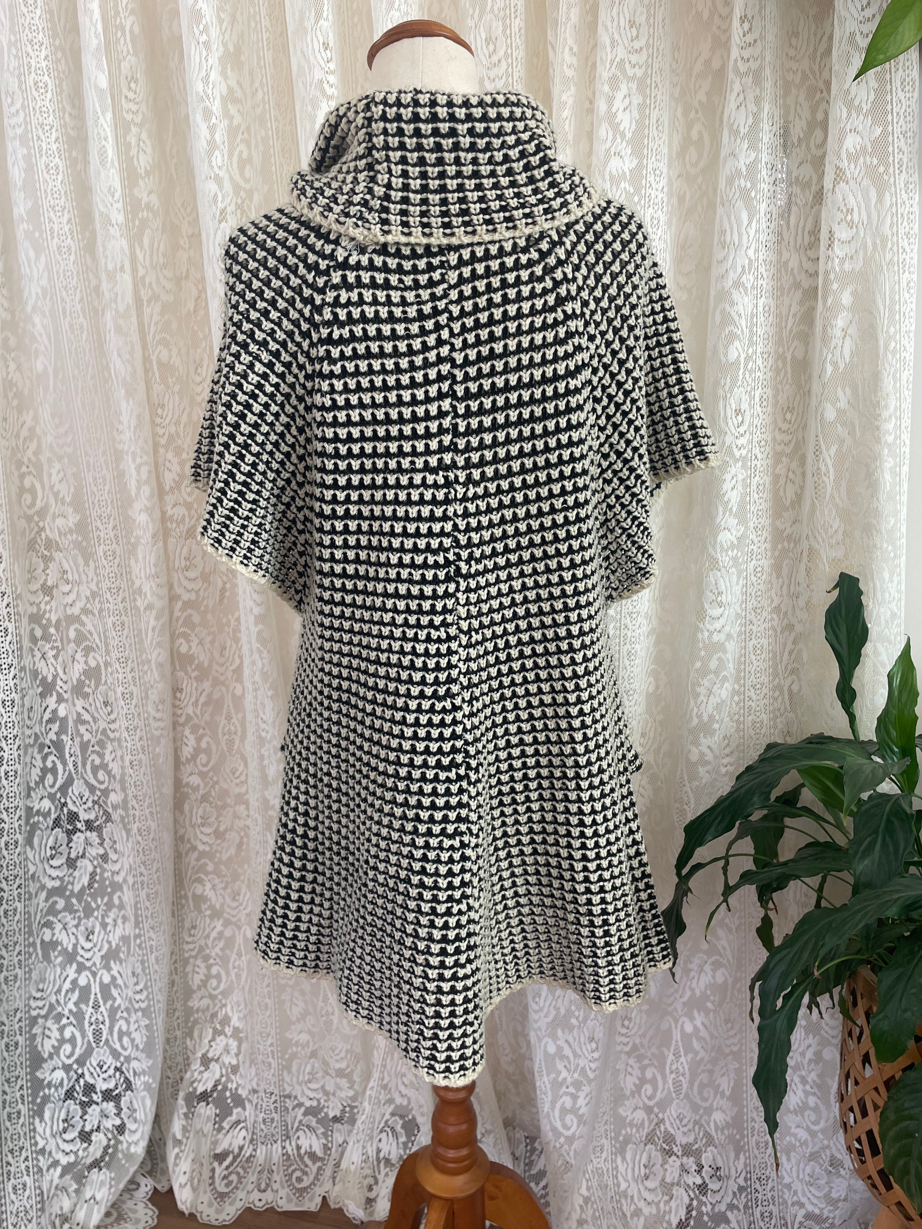 Black & white knitted tunic