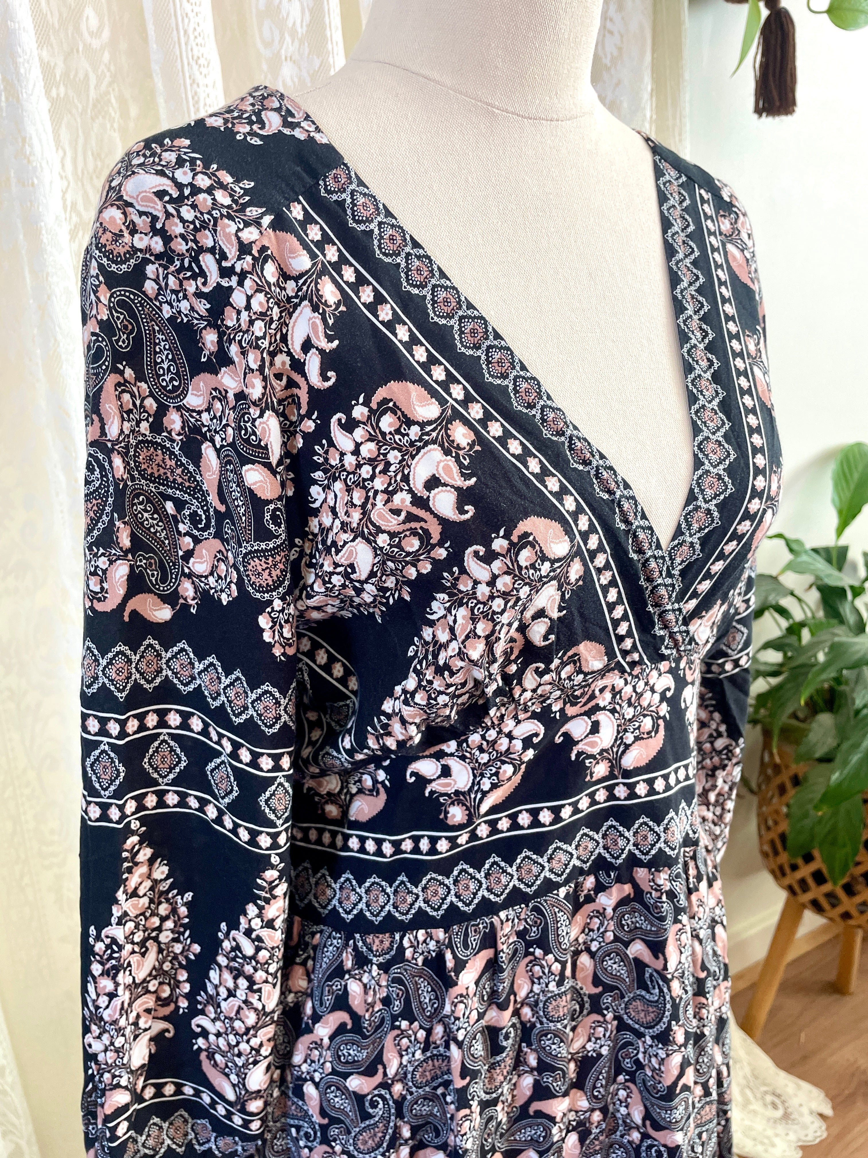 Black and pink paisley print bohemian style maxi dress Size M