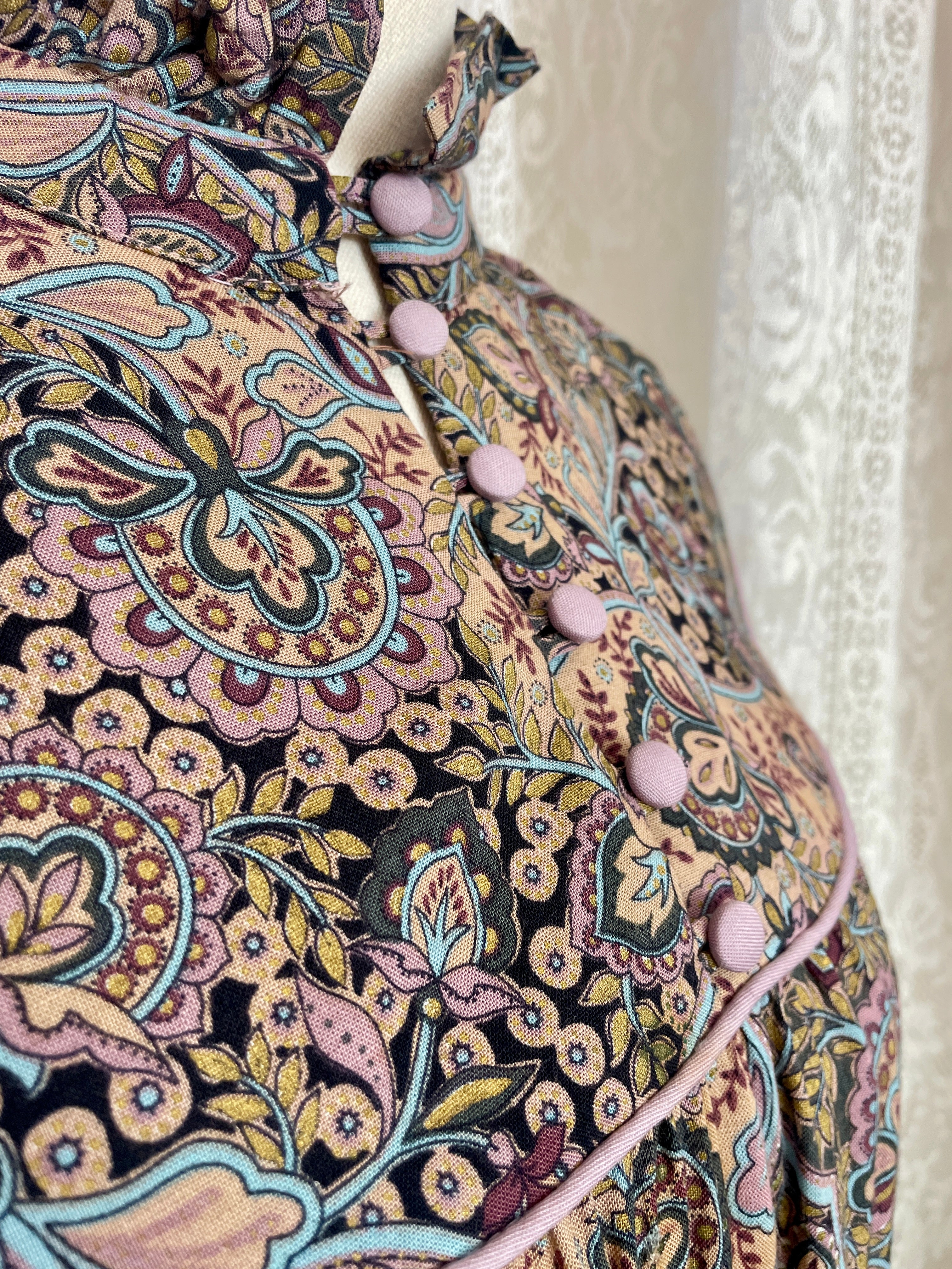 Vintage Joyce Ewing-Bradley Paisley Midi Dress – Ruffle High Neck Boho Smock - Sz 16