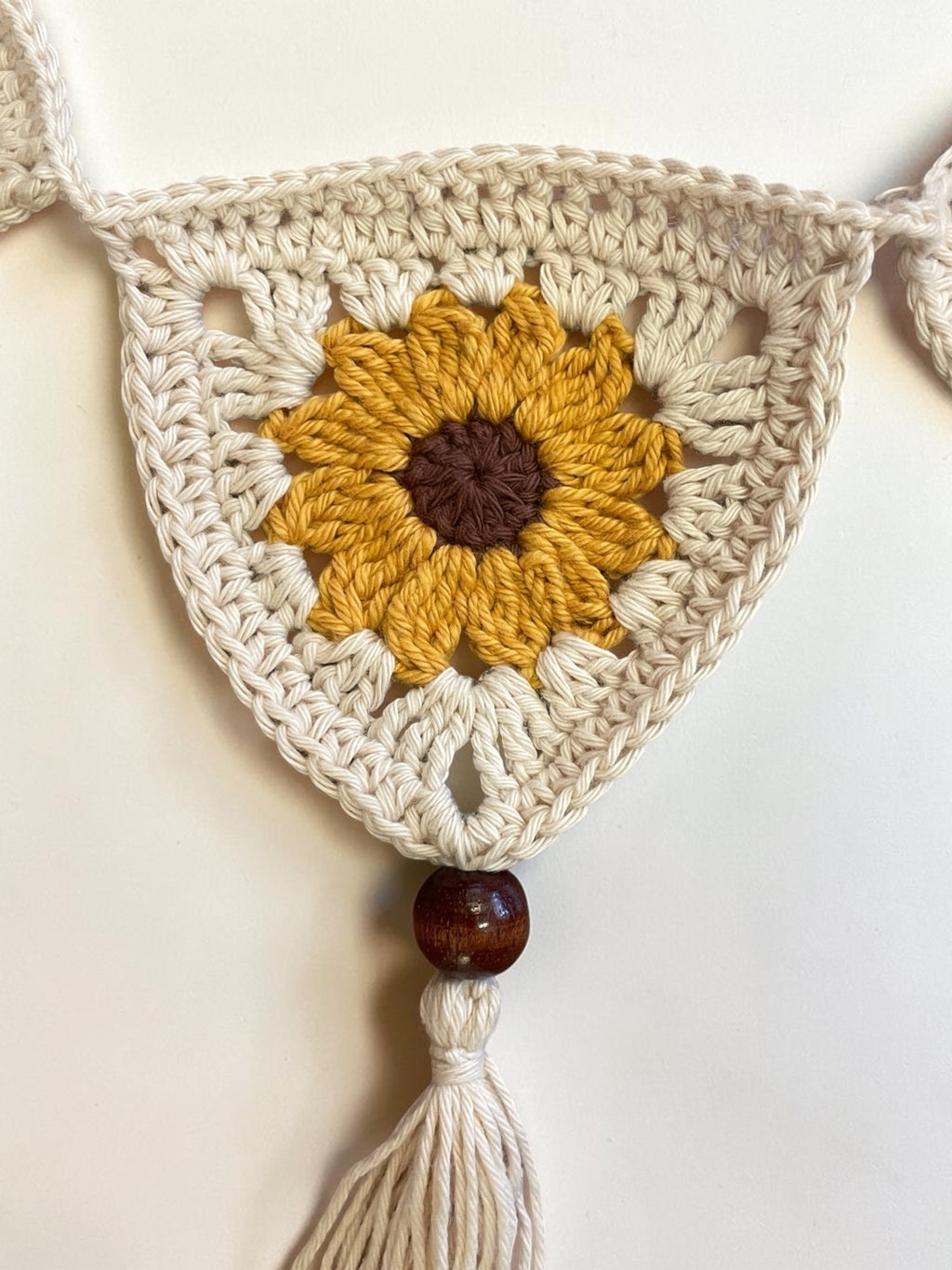 Crochet sunflower bunting - 6 flags - Natural