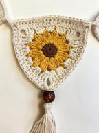 Crochet sunflower bunting - 6 flags - Natural